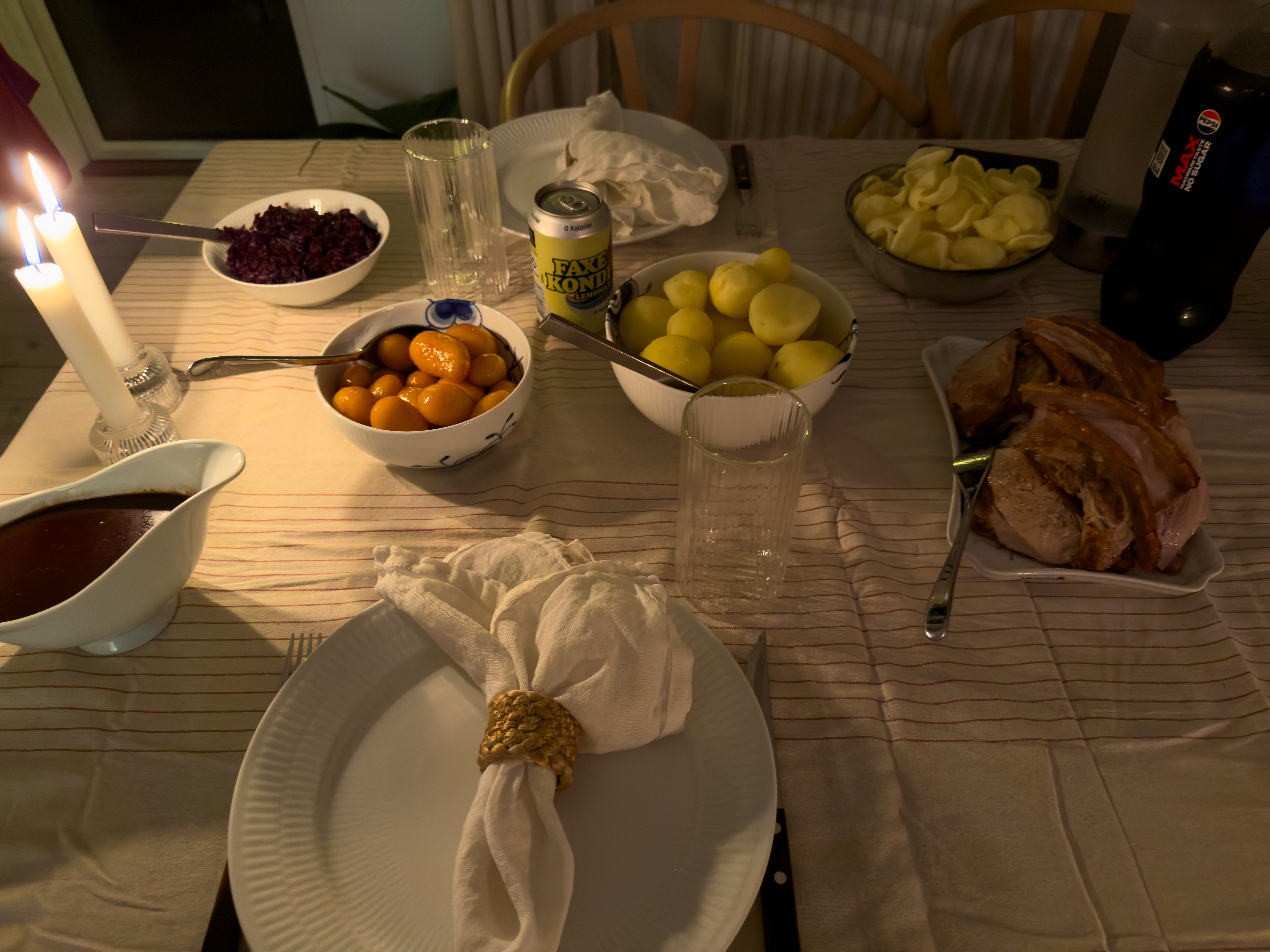 Klassisk flæskesteg med sprød svær, brunede kartofler og rødkål